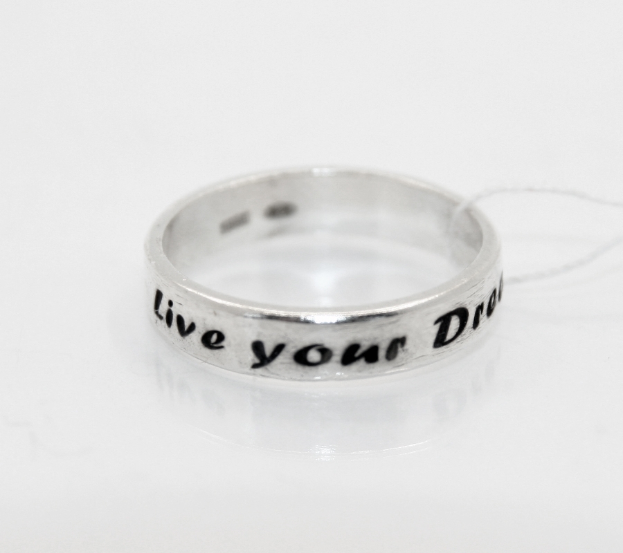 Серебряное кольцо к4.5ж с гравировкой живи мечтой 