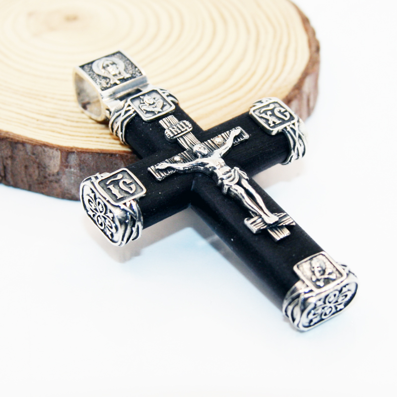 Нательный крест из дерева и серебра
