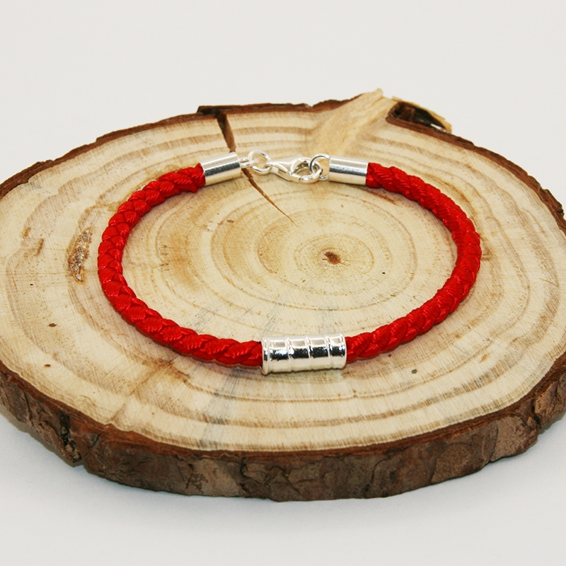 Модный браслет верёвочка из красного текстиля с серебром
