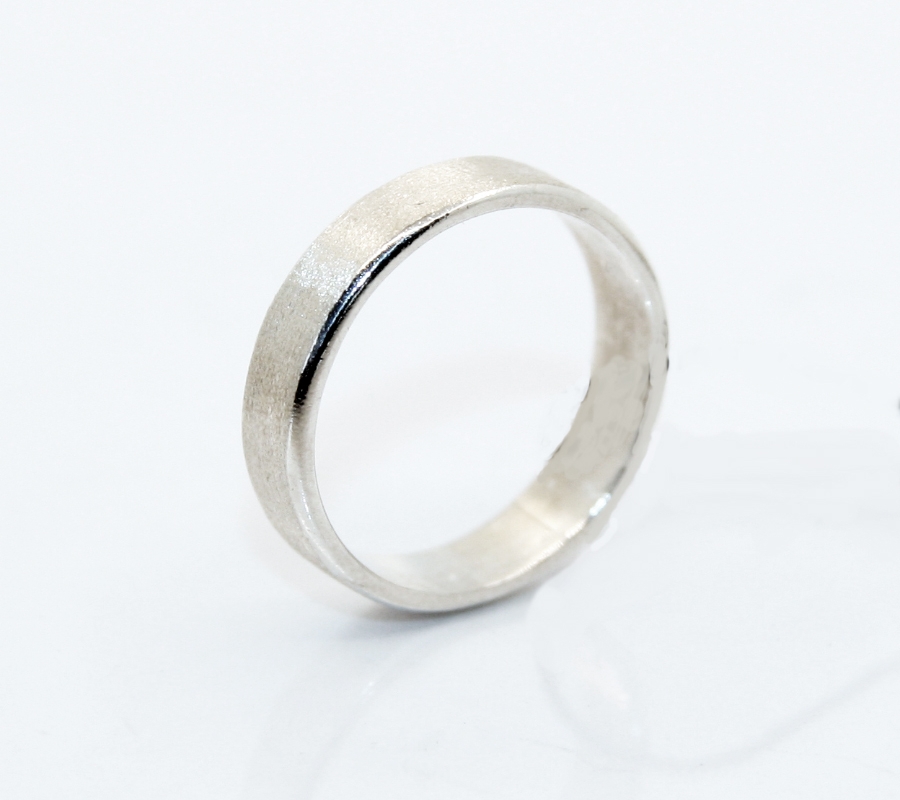 Серебряное кольцо км4,5мм матовое